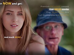 Une sexe pornovore femme blonde coquine suce 10 pénis durs en même temps